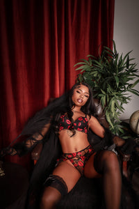 Feminine fantasy lingerie set